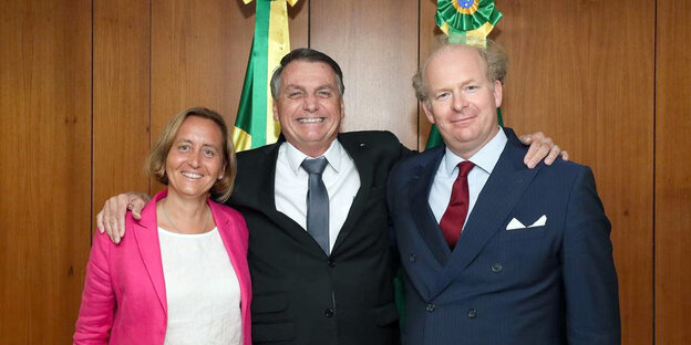 Beatrix und Sven von Storch posieren mit Brasiliens Präsident Jair Bolsonaro