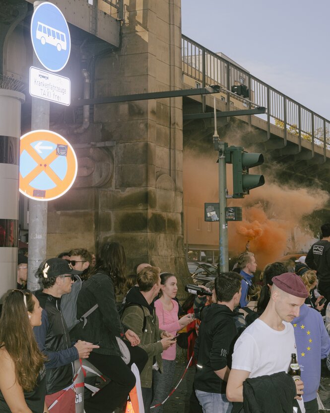 Unter einer Berliner Brücke steigt orangenfarbener Qualm auf