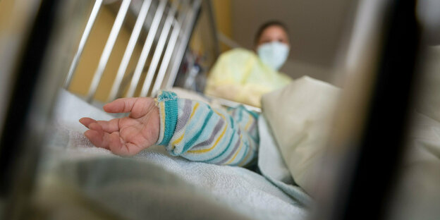 Ein Kind in einem Krankenhausbett