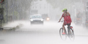 Radfahrerin in heftigem Regen