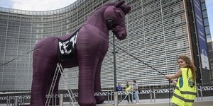Aktivisten präsentieren ein aufblasbares Pferd mit einem Transparent, auf dem „Ceta“ geschrieben steht, vorm EU-Parlament