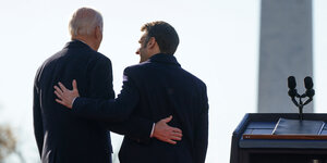 Joe Biden und Emmanuel Macron Arm in Arm in den USA
