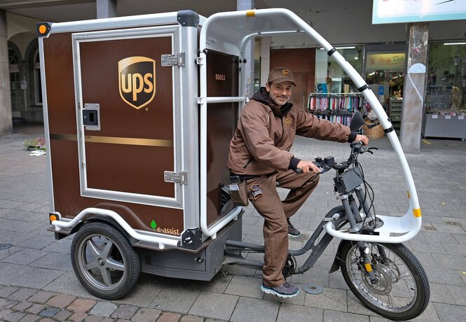 Ein Lieferfahrrad der Firma UPS