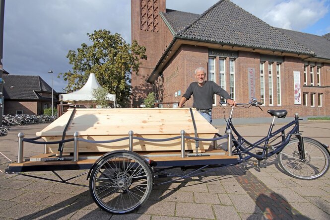 Ein Lieferfahrrad mit einem Sarg