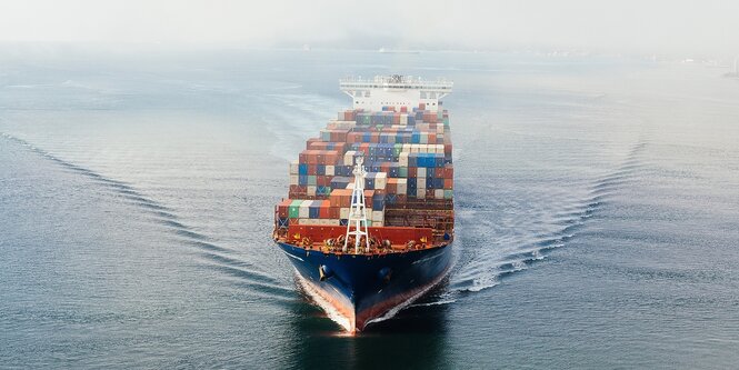 Ein Containerschiff auf dem Meer