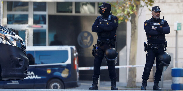 Zwei spanische Polizisten stehen vor einem gebäude