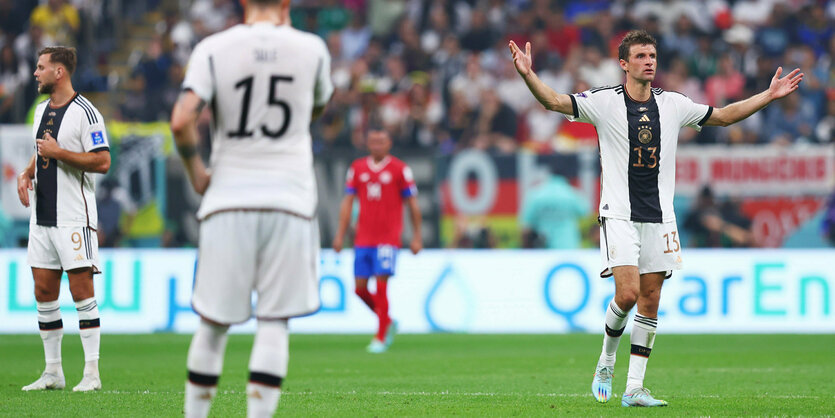 Deutsche Nationalspieler stehen mit ratlosen Mienen im Stadion