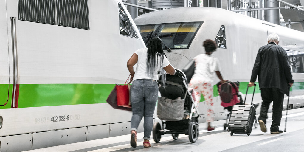 Mehrer Personen auf einem Bahnsteig vor einem ICE