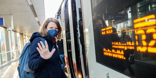 Julia Hamburg steigt am Bahnhof Hannover in einen ICE.