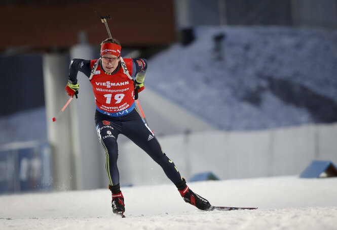 Ein Skifahrer in winterlicher Landschaft