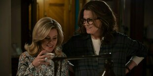 Joy (Elizabeth Banks) und Virginia (Sigourney Weaver) stehen einvernehmlich nebeneinander.