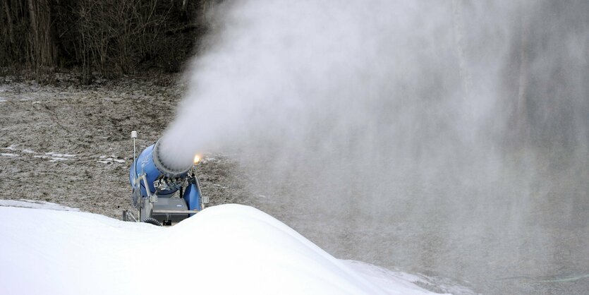 Schneekanone in Betrieb