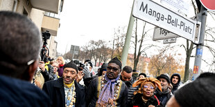 König Jean-Yves Eboumbou Douala Bell (r) bei der Straßenumbenennung im Afrikanischen Viertel.