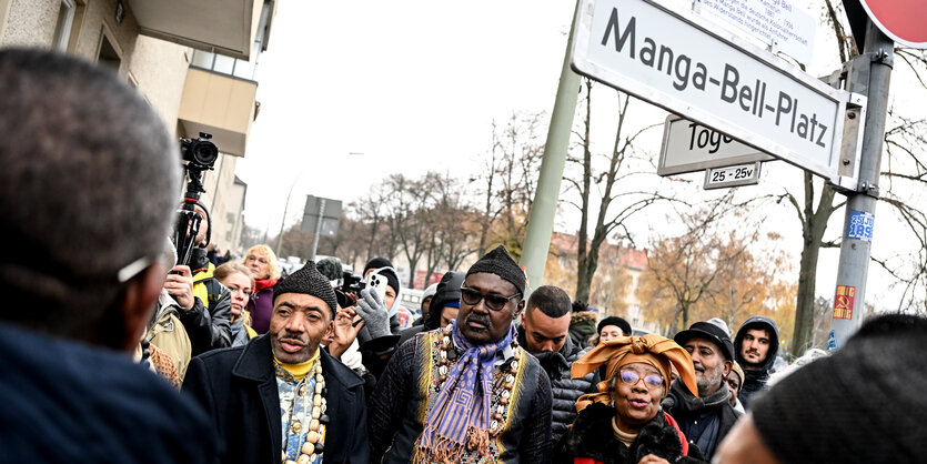 König Jean-Yves Eboumbou Douala Bell (r) bei der Straßenumbenennung im Afrikanischen Viertel.