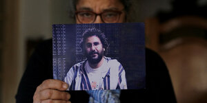 Ein Bild von Alaa Abd el-Fattah, von seiner mutter in die Kamera gehalten