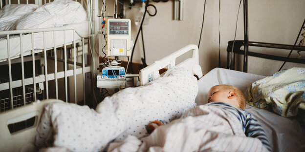 Kleinkind in einem Krankenhausbett