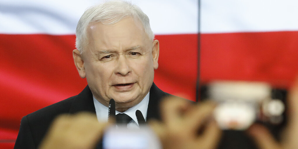 Jaroslaw Kaczynski, Vorsitzender der PiS-Partei, spricht am Pult zu Unterstützern und Journalisten