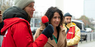 Bettina Jarasch steht neben einer Frau mit Mikrofon
