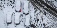 schneedeckte Autos und Reifen aus der Luft gesehen