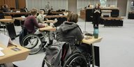 Rollstuhlfahrer:innen im Berliner Abgeordnetenhaus.