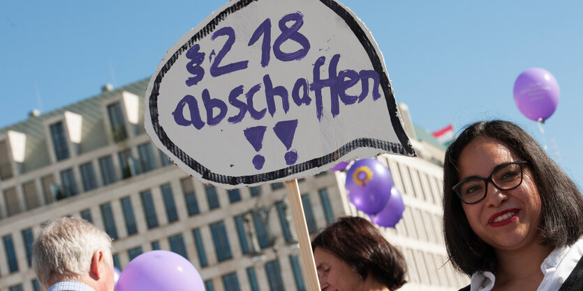 «Paragraf 218 abschaffen» steht am 19.09.2015 in Berlin auf dem Plakat einer Demonstrantin