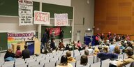 Studierende halten einen Hörsaal der Friedrich-Schiller-Universität Jena besetzt