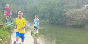 Überlebensgroße Aufsteller von Neymar, Messi und Ronaldo an einem Fluss