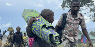 Auf der Flucht vor den Kämpfen zwischen Rebellen und Armee in der DR Kongo