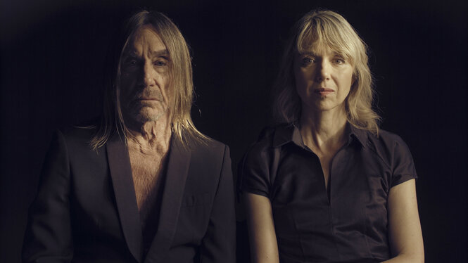 Iggy Pop und Catherine Graindorge vor schwarzem Hintergrund