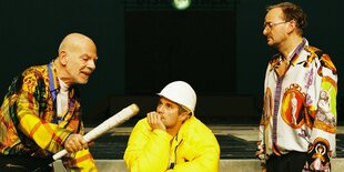 Martin Wuttke mit Baseballschläger, Franz Beil mit Helm und Milan Peschel im bunten Hemd