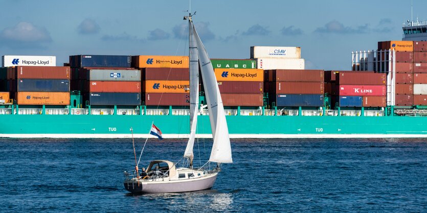 Ein Segelboot vor einem Containerschiff