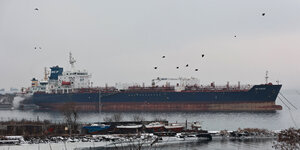 russischer Tanker in Wladiwostok
