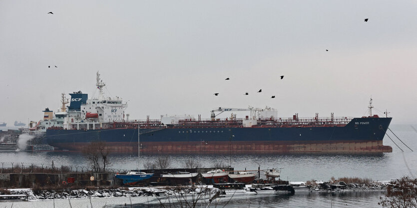 russischer Tanker in Wladiwostok