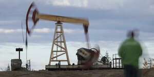 Russland, Usinsk: Eine Tiefpumpe für Erdöl vor trübem Himmel