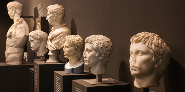 Reihe von Augustus-Büsten in der Ausstellung