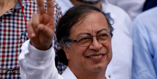 Präsident Gustavo Petro macht ein Peace-Zeichen