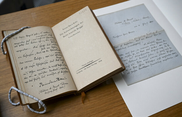 Historisches Buch des Dichters Rilke, daneben die Kopie eines Briefes.