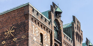 Das Dach eines Gebäudes in der Hamburger Speicherstadt mit Erkern