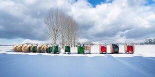 Kabelrollen in einer Schneelandschaft