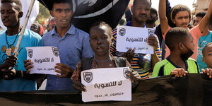 Demonstranten mit Schildern im Sudan