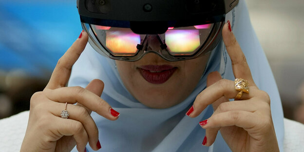 Eine Person mit Virtual Reality Brille