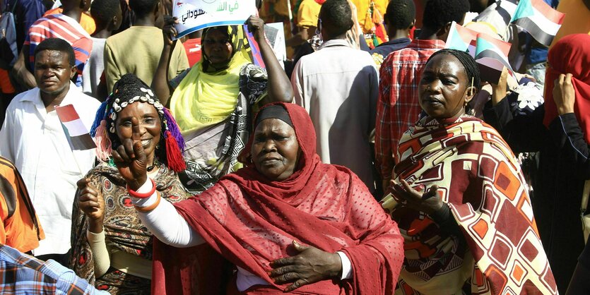 Demonstranten mit Plakatten in Sudan