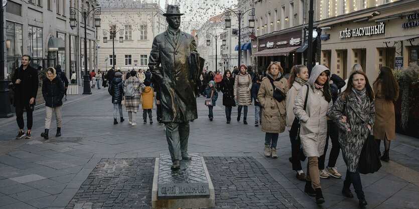 Menschen in einer Einkaufsstraße in Moskau