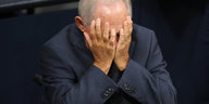 Schäuble mit Händen vorm Gesicht