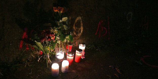 Blumen und Kerzen erinnern am Tatort in Illerkirchberg an die beiden angegriffenen Mädchen