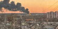 Die Stadt Kursk, im Hintergrund steigt eine Rauchsäule auf dem Flugplatz auf, an dem der Drohnenangriff stattgefunden haben soll