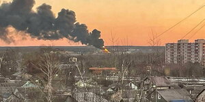 Die Stadt Kursk, im Hintergrund steigt eine Rauchsäule auf dem Flugplatz auf, an dem der Drohnenangriff stattgefunden haben soll