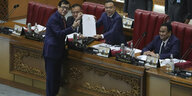 Eine Nahaufnahme von mehreren Abgeordneten im indonesischen Parlament
