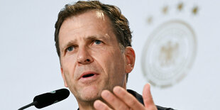 Bierhoff am MIkrofon, dahinter DFB-Emblem