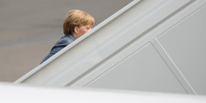 Angela Merkel verschwindet hinter einer Mauer